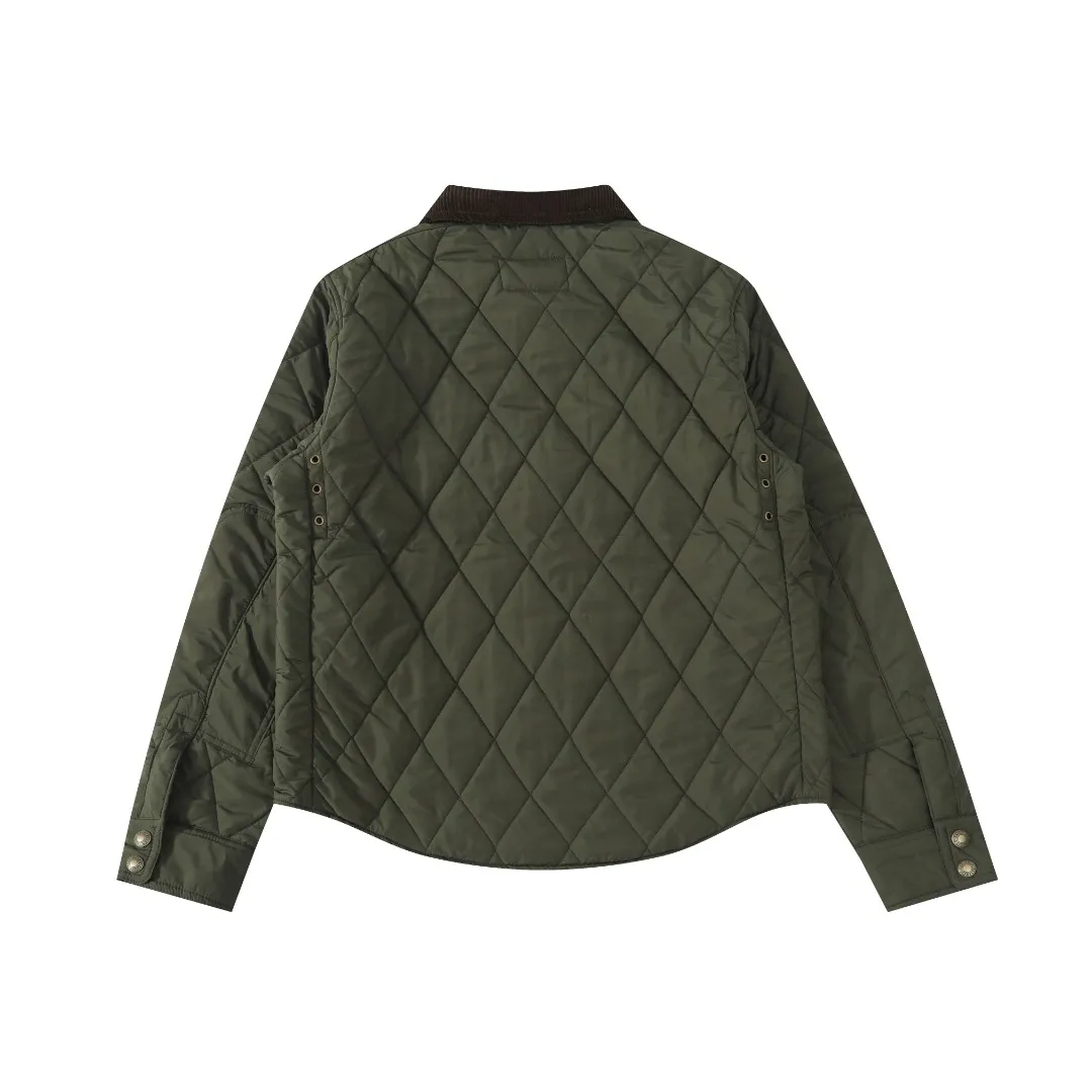 P370 #59 Ralph Lauren classic rhombus quilted cotton jacket for men and women. Inspired by retro workwear, it blends with contemporary British style. The imported machine-pressed rhombus quilting is accurately aligned, and the three-dimensional H-shaped tailoring is neat and slim. It is not bulky when layered in autumn and winter, and still maintains a light style.  Texture is reflected in the details: customized metal buckles, corduroy lapels, breathable eyelets under the arms, and slits on the hem, all replicating the brand's high-end genes. All excipients are standardized!  Five colors to choose from: black/khaki/brown/green/navy blue, easy to switch between commuting, leisure, and travel occasions. Function and appearance coexist: 37.5°C temperature control black technology, breathable and moisture-proof, anti-slip cotton patented fabric, temperature-locking, soft and waxy, durable and stylish. A retro warm-keeping item that can handle low temperatures calmly. The details are all made of craftsmanship, and the style has no limits. It has a classy look that will turn heads.  Color: Khaki Black Navy Green Brown Size: S M L